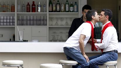 Alex Freyre y José María Di Bello se besan en un bar de Buenos Aires.