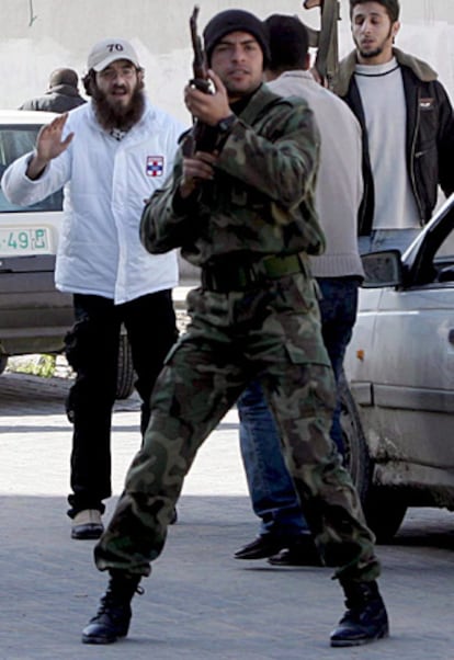 Policías palestinos, en un incidente en la oficina electoral de Gaza.