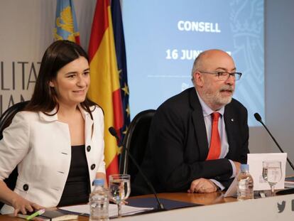 La consejera de Sanidad, Carmen Montón, y el consejero de Transparencia, Manuel Alcaraz.