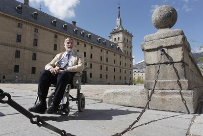 Geoffrey Parker, retratado ayer ante el monasterio de San Lorenzo de El Escorial.