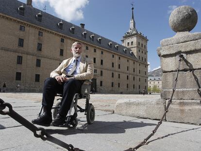 Geoffrey Parker, retratado ayer ante el monasterio de San Lorenzo de El Escorial.