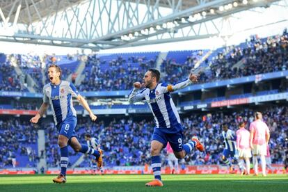 Sergio García (d) y Stuani celebran el primer gol.