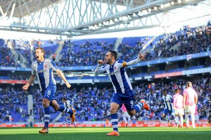 Sergio Garc&iacute;a (d) y Stuani celebran el primer gol.