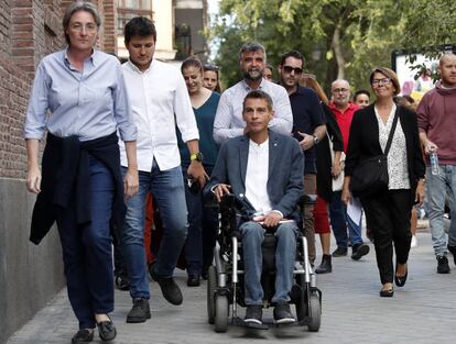 Varios concejales de Más Madrid llegan a la asamblea, este domingo.