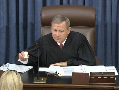 El juez John Roberts da por concluida la sesión el pasado viernes en el Senado.