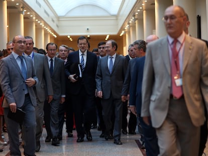 En el centro, el expresidente del Gobierno Mariano Rajoy entra en el Senado acompañado por Alfonso Alonso (izquierda) y Pío García Escudero.