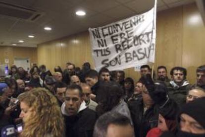 Trabajadores del servicio de limpieza viaria y de jardines de Madrid muestran una pancarta de protesta, ayer en la sede de la Inspección de Trabajo de Madrid, donde se llevaban a cabo las negociaciones entre los sindicatos y la patronal.