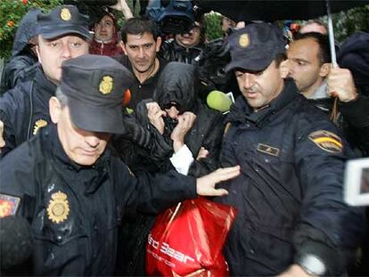 Mayte Zaldívar sale de los juzgados de Marbella tras pagar la fianza.