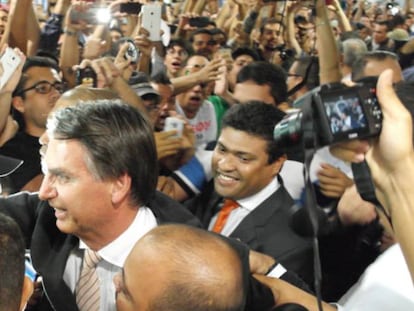 Deputado Jair Bolsonaro cercado de admiradores, em Pernambuco.