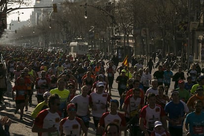 El gruix de la cursa, al seu pas pel Passeig de Gràcia.