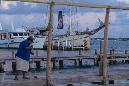 A unos 100 metros mar adentro, el navío ha permanecido anclado durante varios días. Es un barco de principio de siglo XX que antes hizo viajes a Cuba y Colombia.