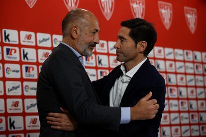 El presidente del Athletic Club, Aitor Eligezi (izquierda), saluda a Marcelino García Toral, que ha anunciado que no continuará entrenando al club Athletic Club la próxima temporada, este martes en Bilbao.