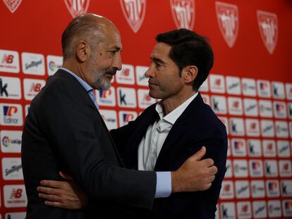 El presidente del Athletic Club, Aitor Eligezi (izquierda), saluda a Marcelino García Toral, que ha anunciado que no continuará entrenando al club Athletic Club la próxima temporada, este martes en Bilbao.