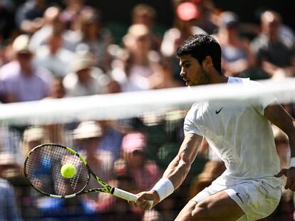 Alcaraz volea durante el partido contra Müller en la Centre Court de Wimbledon.