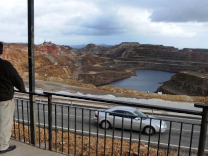 Visitantes contemplan el Cerro Colorado en Riotinto.
