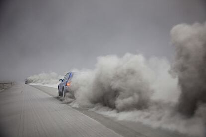 Un grupo de vehículos transita por una carretera cercana al glaciar Eyjafjalla, en Islandia, levantando a su paso las cenizas del volcán.