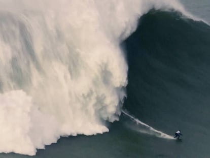 Maya Gabeira surfa a onda que lhe valeu o novo recorde mundial.