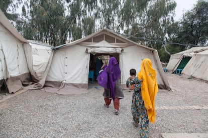 En Dera Murad Jamali (Baluchistan), el hospital del distrito en el que trabaja MSF ofrece atención de urgencias en obstetricia, así como asistencia hospitalaria neonatal y pediátrica, con especias atención en los servicios de nutrición terapéutica ambulatoria, a los que estas mujeres llevan a sus hijos.