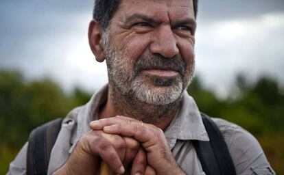 <a href="http://elpais.com/elpais/2017/05/23/album/1495539279_001817.html"><b>FOTOGALERÍA</B></A> | Carlos Gil, 'el cobrador de promesas'.