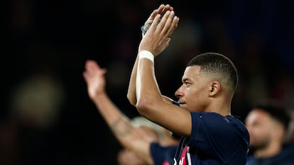 Kylian Mbappe aplaude a los seguidores del PSG en un partido de Champions. REUTERS/Gonzalo Fuentes