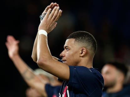 Kylian Mbappe aplaude a los seguidores del PSG en un partido de Champions. REUTERS/Gonzalo Fuentes