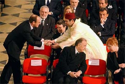 Los príncipes Alberto de Mónaco y Moulay Rachid de Marruecos se saludan durante el funeral.