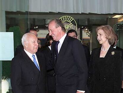 Jesús de Polanco, con don Juan Carlos y doña Sofía en los premios Ortega y Gasset de Periodismo en 2001.