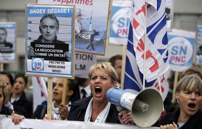 "Gagey get away!". Així demanen els empleats de Air France la dimissió del conseller delegat de la companyia, Frederic Gagey. Diversos centenars de treballadors de l'aerolínia han pres la seva seu en París després de l'anunci d'un nou pla de reestructuració, que podria suposar la pèrdua de 2.900 ocupacions.