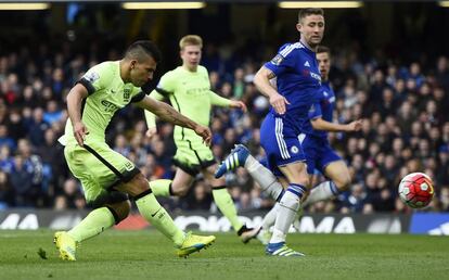 Agüero marca el segundo gol del City ante el Chelsea.