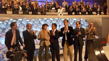 José María Aznar, flanqueado por Carlos Iturgaiz, Jaime Mayor Oreja, María San Gil, Antonio Basagoiti, Alfonso Alonso y Ramón Rabanera, en una imagen de archivo.