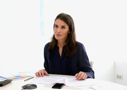 La reina Letizia, durante una videoconferencia en el Palacio de la Zarzuela, en Madrid.