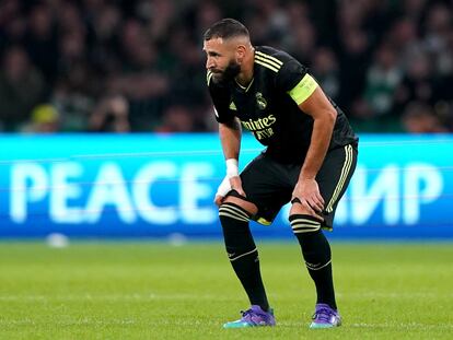 Karim Benzema, tras sentir las molestias en la rodilla derecha contra el Celtic.