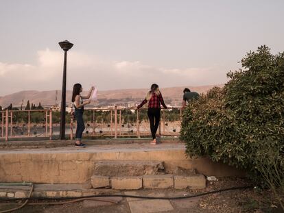  Las parejas que no están casadas suelen ir acompañadas por un amigo para no levantar sospechas. Solimania, Irak. 
