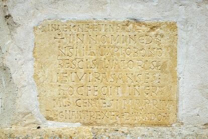 Piedra fundacional en la fachada del monasterio de San Salvador de Nogal de las Huertas (Palencia), el pasado 17 de febrero.