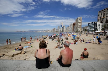 Turistas en la playa de Benidorm.