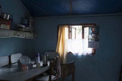 Interior de una casa en el Longview Tea Estate, en la región de Darjeeling. Mientras que los trabajadores de té generalmente pasan las viviendas que habitan a las generaciones más jóvenes, tanto estas como los terrenos adyacentes siguen siendo propiedad de la compañía. En caso de que un trabajador deje su puesto, su familia entera puede ser expulsada de la finca en cuestión de días.