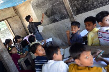 Uno de los 43 maestros voluntarios de la escuela del campo de That Kay Pyin da clase a niños de entre seis y nueve años.