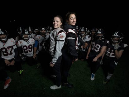 Olga Sotillo y Cristina Gómez, miembros del Black Demons Las Rozas, junto a su equipo.