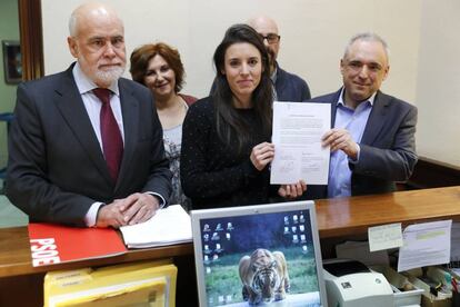 Gregorio Cámara, Irene Montero y Rafael Simancas, el viernes en el registro del Congreso.