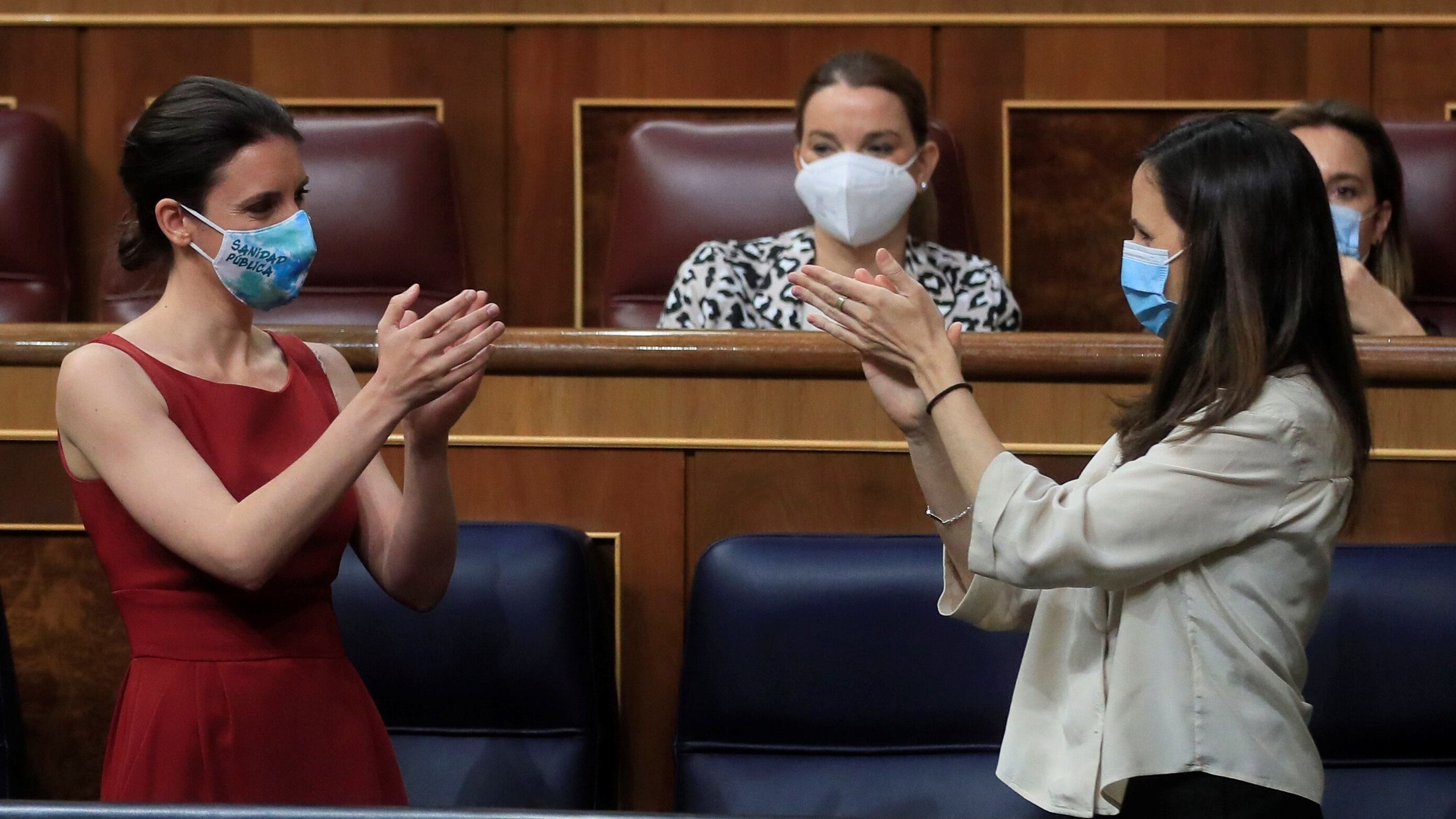 Las ministras de Igualdad, Irene Montero, y de Derechos Sociales, Ione Belarra, aplauden este jueves tras el debate en el Congreso. 