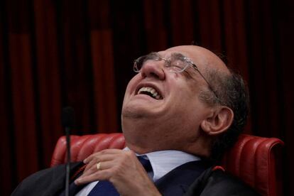 O ministro Gilmar Mendes ri durante sessão no TSE que julgou a chapa Dilma-Temer