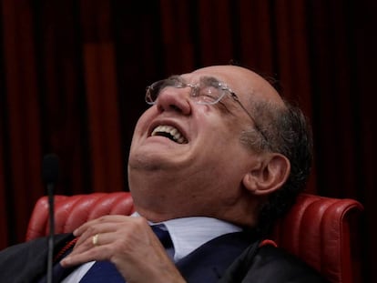 O ministro Gilmar Mendes ri durante sessão no TSE que julgou a chapa Dilma-Temer