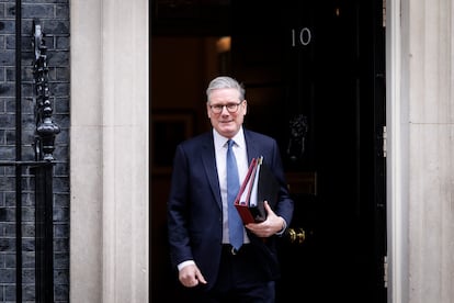 El primer ministro británico, Keir Starmer, sale de su residencia oficial, el 10 Downing Street, este miércoles en Londres.