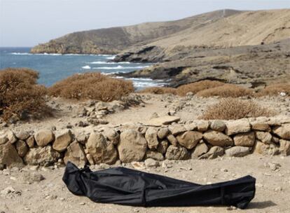 Cadáver del inmigrante fallecido ayer al llegar a las playas de Granadilla de Abona, en la isla de Tenerife, a bordo de una patera.