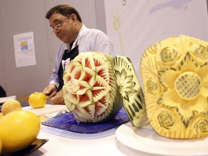 Esculturas de fruta realizadas por la Asociación Nacional de Maîtres y Camareros en el Salón de Dieta Mediterránea y Salud.