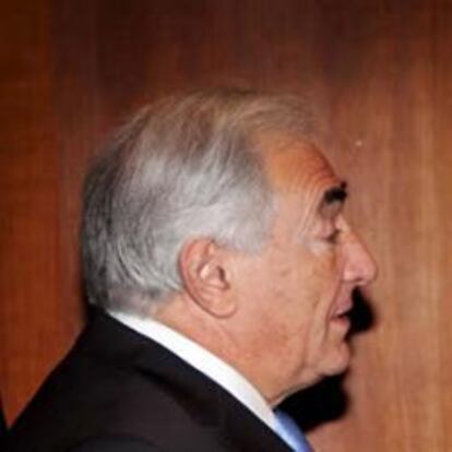 El director gerente del Fondo Monetario Internacional (FMI), Dominique Strauss-Kahn (i), saluda a la ministra francesa de Finanzas, Christine Lagarde (d), en la sede del FMI en Washington, Estados Unidos.