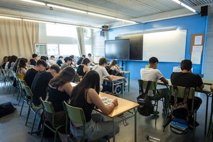 Estudiantes de bachillerato en el instituto Vil·la Romana de La Garriga.