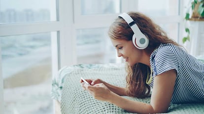 Uso de un smartphone para escuchar música con unos auriculares