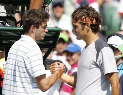 El tenista suizo saluda a Simon tras la retirada de este por lesión en el torneo de Miami.