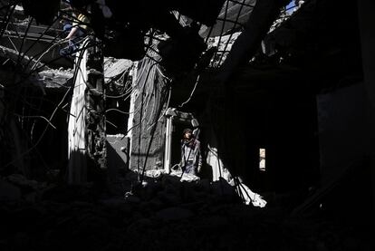 Un yemení inspecciona los destrozos tras un bombardeo, ejecutado supuestamente por la coalición liderada por Arabia Saudí, en un barrio de Saná.